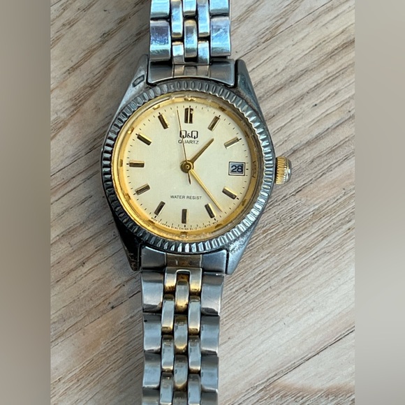 Q&Q Ladies Watch Two Tone Stainless Bracelet Gold Tone Dial Date Window - Picture 5 of 13